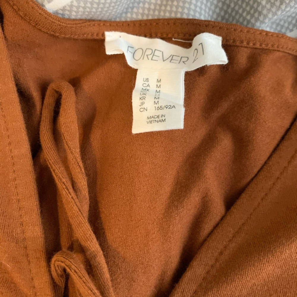 M | Forever 21 - Fitted laced crop top